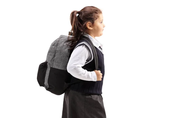 Piccola studentessa con uno zaino in uniforme — Foto Stock