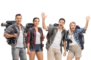 Sırt çantaları ile genç erkek ve kadın yürüyüşçüler