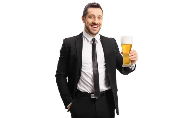Facet w garniturze doping z kieliszek piwa i uśmiechnięty — Zdjęcie stockowe