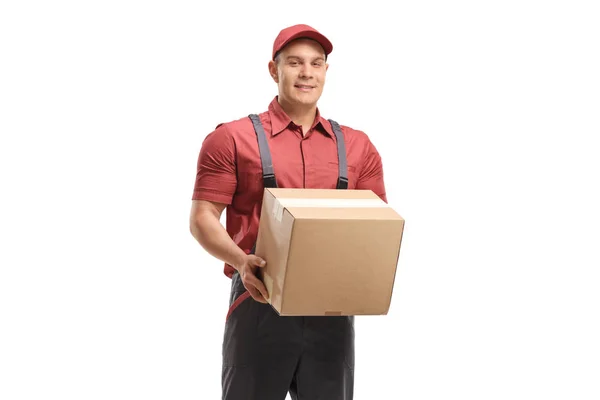 Mužský pracovník držící kartónový obal — Stock fotografie