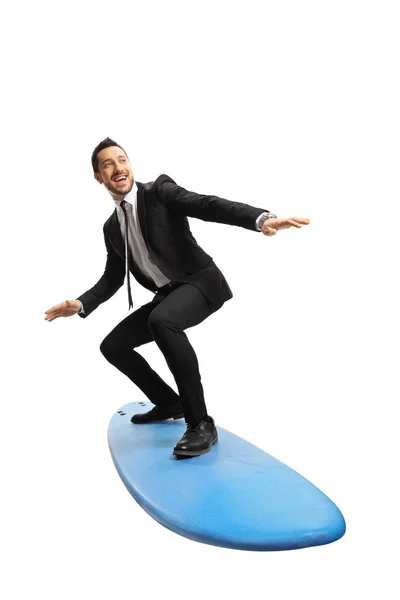 Молодой бизнесмен стоит на доске для серфинга — стоковое фото