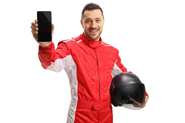 ヘルメットを持ち、モバイルphを示す赤いジャンプスーツのレーサー — ストック写真