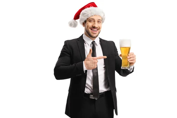 Uomo in giacca e cravatta a una festa di Natale che indica un bicchiere di birra — Foto Stock