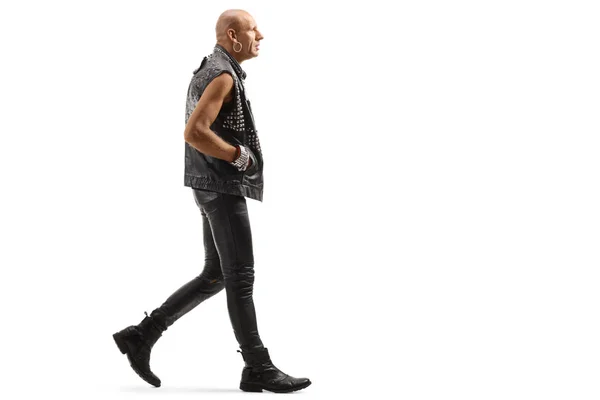 Kopasz punk bőrruhában sétál — Stock Fotó
