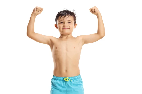 Kind in Badebekleidung zeigt Muskeln — Stockfoto
