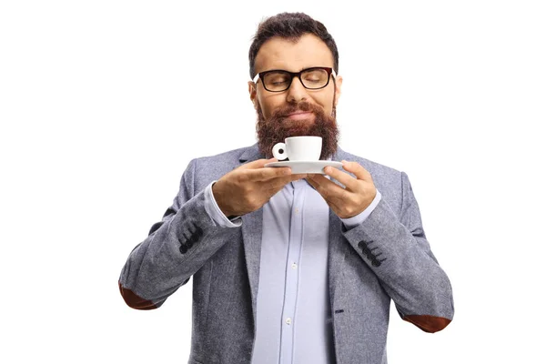 Бородатый мужчина, нюхающий чашку кофе эспрессо — стоковое фото