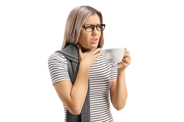 Ung kvinna med ont i halsen med en te — Stockfoto
