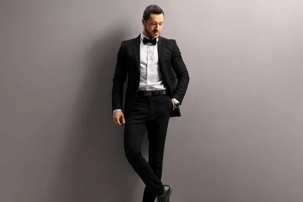 Hombre con traje negro y pajarita —  Fotos de Stock