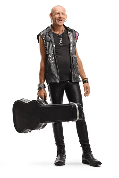 Ροκ μουσικός σε δερμάτινη στολή με μια θήκη κιθάρας χαμογελά στο ου — Φωτογραφία Αρχείου