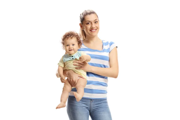 Молодая мать держит ребенка и улыбается — стоковое фото