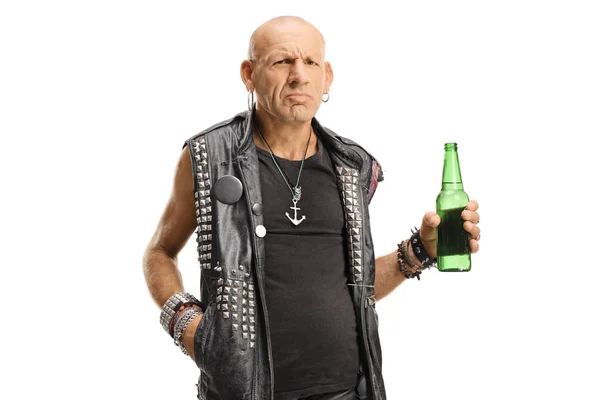 Gruñón punk hombre sosteniendo una botella de cerveza — Foto de Stock