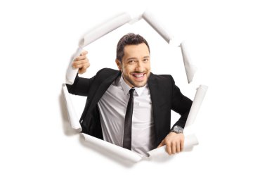 Takım elbiseli genç adam kağıt delikten bakıyor.