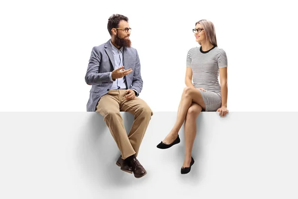 Hombre barbudo hablando con una mujer rubia sentada en un panel —  Fotos de Stock