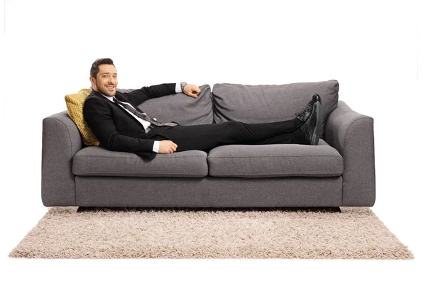 Geschäftsmann ruht sich nach Feierabend auf Sofa aus — Stockfoto
