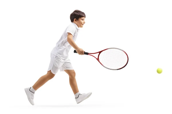 Jongen rent naar een tennisbal te raken — Stockfoto