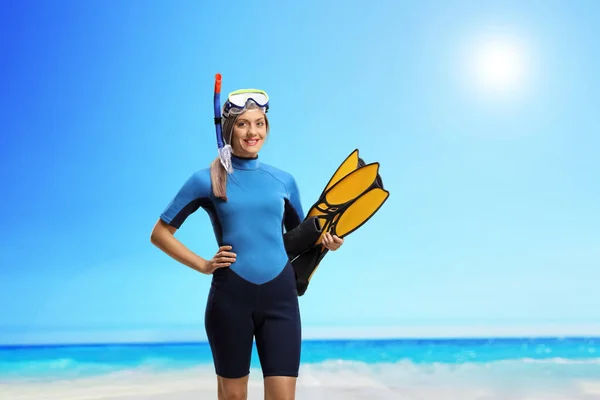 Şnorkel aletli bir kadın. — Stok fotoğraf