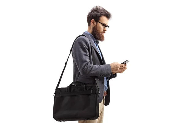 Чоловік з плечовою сумкою тримає мобільний телефон — стокове фото