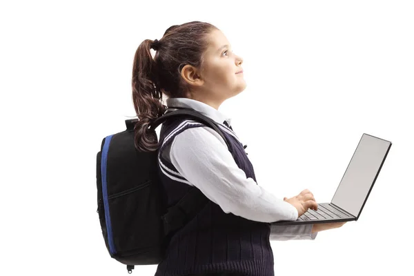 Estudante em um uniforme usando um computador portátil e olhando para cima — Fotografia de Stock