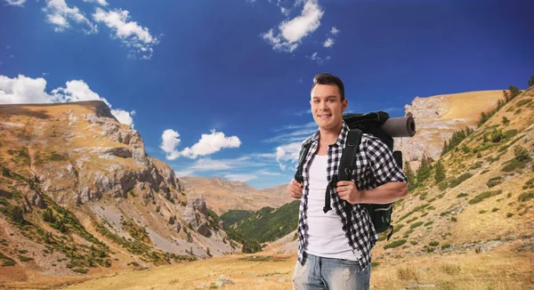 Man med bacpack vandring på Sar berg — Stockfoto
