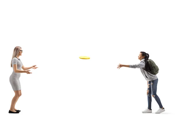 Twee vriendinnen spelen met een plastic schijf — Stockfoto