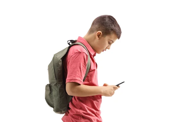 Adolescente estudante olhando para um telefone celular — Fotografia de Stock