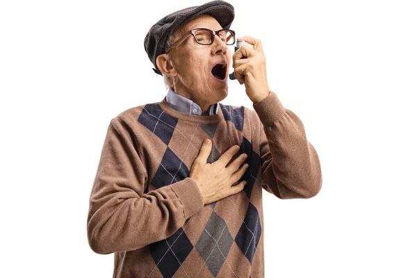 Старший мужчина с астмой с помощью ингалятора — стоковое фото
