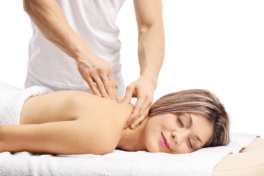 Kadın kapalı gözlerle sırt masajından hoşlanıyor.