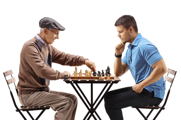 Männer spielen Schach — Stockfoto