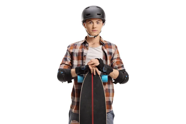 Masculino adolescente patinador vestindo equipamentos de proteção e segurando um l — Fotografia de Stock