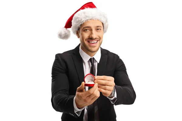Młody mężczyzna oświadcza się pierścionkiem na Boże Narodzenie — Zdjęcie stockowe