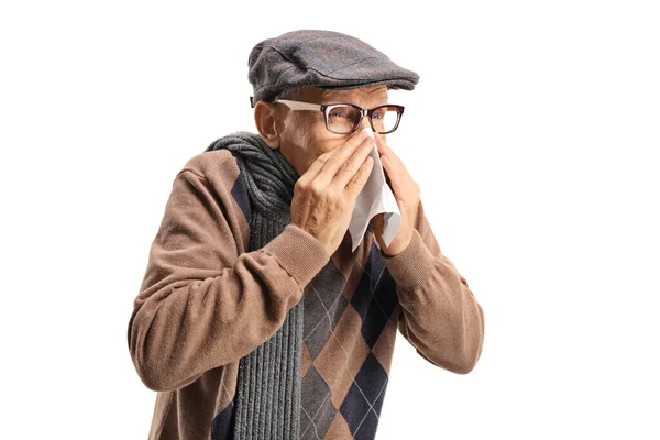 Idősebb férfi tüsszentés és az orr törlése — Stock Fotó