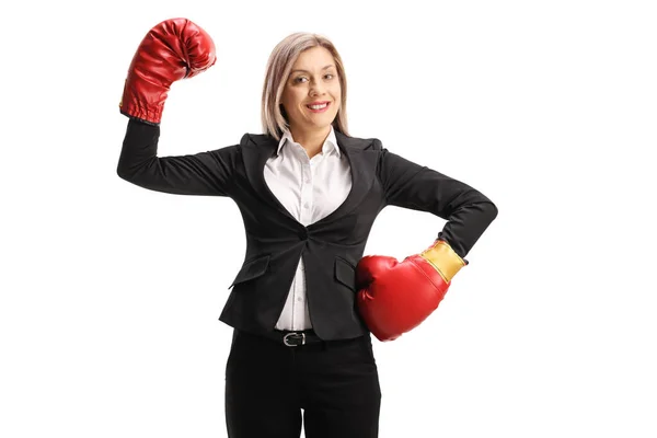 Başarılı bir iş kadını, boks eldivenleriyle elini kaldırıyor. — Stok fotoğraf