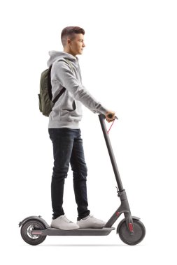 Elektrikli scooter kullanan sırt çantalı bir erkek öğrenci. 
