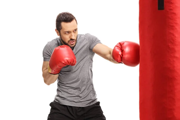 Boxer poinçonnant dans un sac rouge — Photo