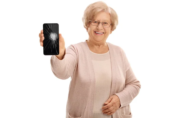 깨진 화면을 준비 한 휴대폰을 들고 있는 나이든 여자 — 스톡 사진