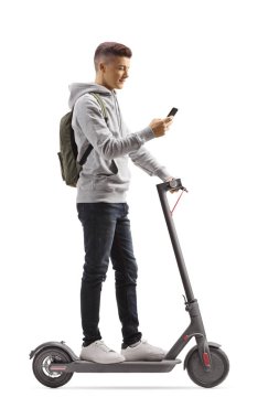 Mobi kullanan, elektrikli scooterlı sırt çantalı bir erkek öğrenci.