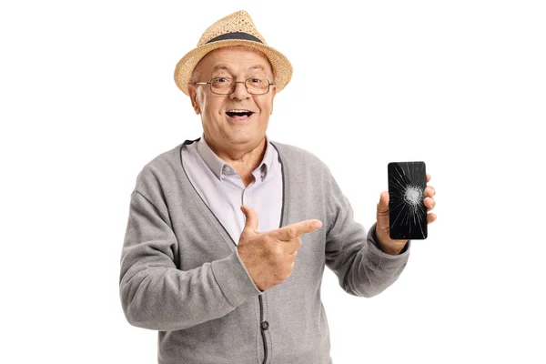 Homem idoso segurando um telefone celular com uma tela quebrada e smil — Fotografia de Stock