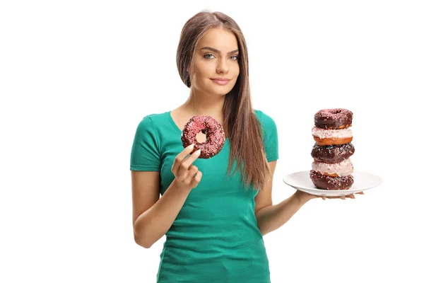 Hermosa joven con un plato de donas de chocolate y un donu — Foto de Stock