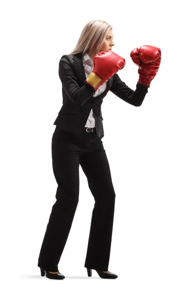 Femme d'affaires avec gants de boxe rouge — Photo