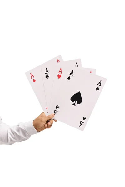 Mužská ruka drží velké esa hrací karty — Stock fotografie