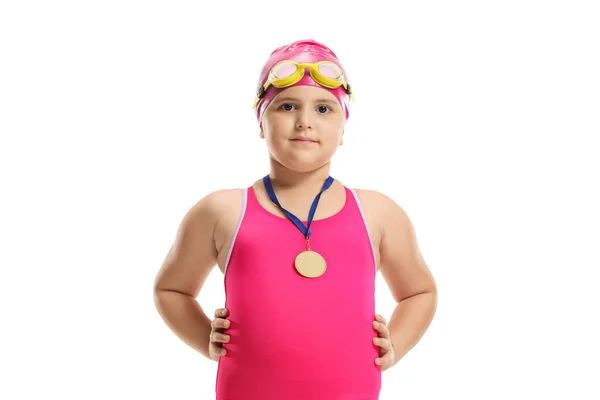 Маленькая девочка в розовом купальнике с золотой медалью — стоковое фото