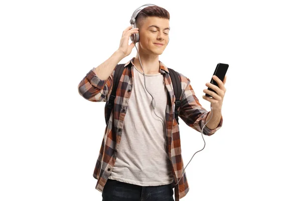 Chico joven escuchando música desde el teléfono móvil — Foto de Stock