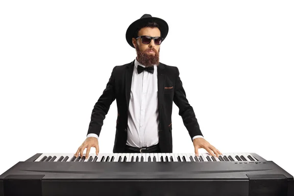 Eleganter Mann mit Hut und Sonnenbrille spielt auf einem elektrischen — Stockfoto