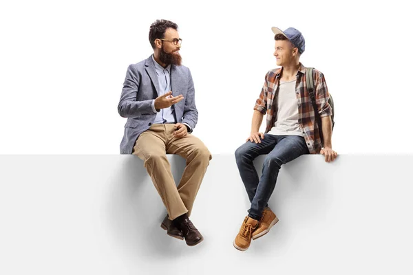 Profesor hablando con un estudiante sentado en un panel — Foto de Stock