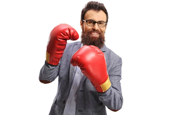 Hombre sonriente con guantes de boxeo rojos —  Fotos de Stock