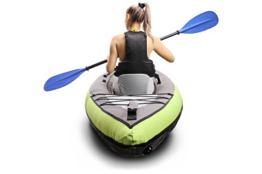 Cankurtaran yeleği ve beyaz arka planda izole edilmiş küreği olan bir kadının arka görüntüsü.