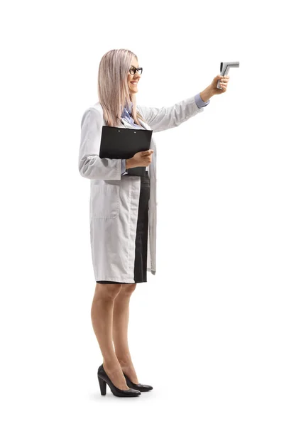 Całkowity Profil Kobiety Lekarza Termometrem Wyizolowanym Białym Tle — Zdjęcie stockowe
