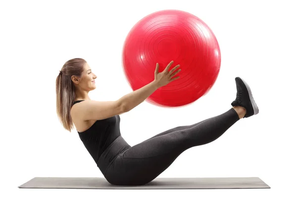 Jonge Vrouw Sportkleding Zit Vloer Traint Met Een Fitnessbal Geïsoleerd — Stockfoto