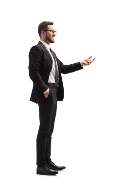 Beyaz arka planda, el işaretleriyle el kol hareketi yapan bir iş adamının tam boy çekimi.