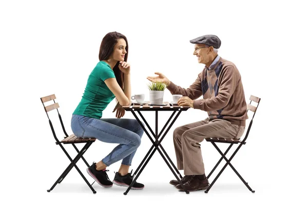 Νεαρή Γυναίκα Κάθεται Ένα Τραπέζι Έναν Ηλικιωμένο Άνδρα Απομονωμένο Λευκό — Φωτογραφία Αρχείου